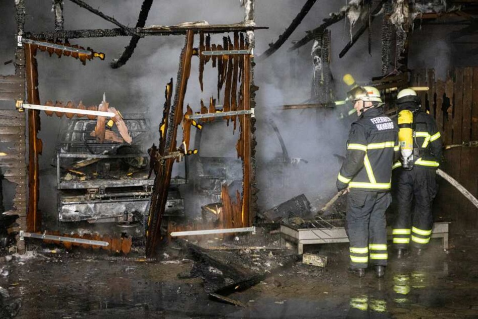 Großbrand in Hamburg! Feuer zerstört mehrere Autos