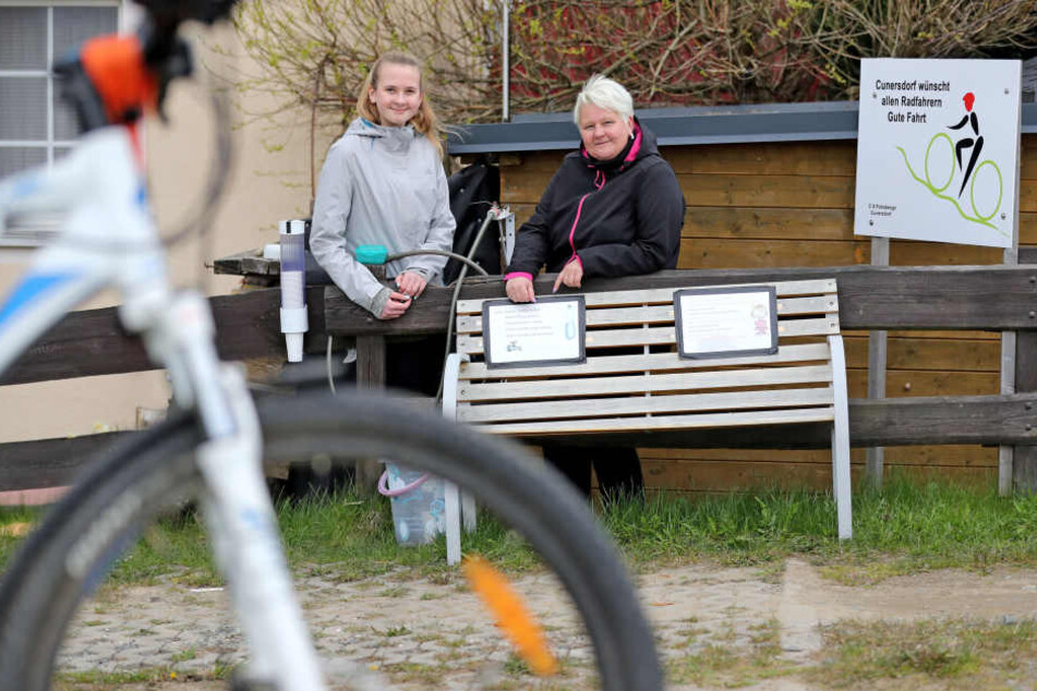 1000 Liter Wasser im Jahr spenden Cathrin Schaarschmidt und Tochter Jule in Cunersdorf durstigen Mountainbikern.