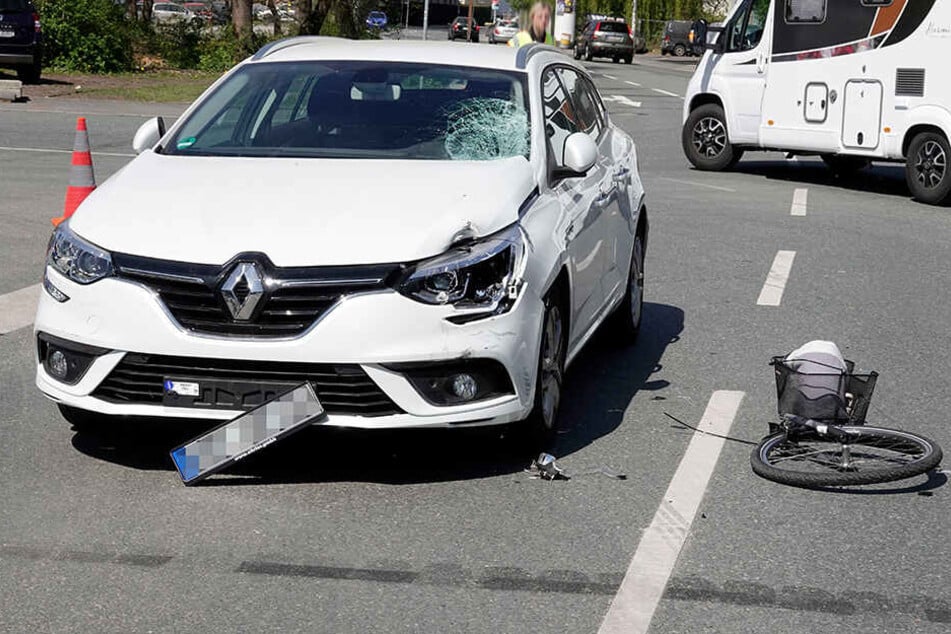 Die Radfahrerin schlug offenbar mit dem Kopf auf der Windschutzscheibe auf.