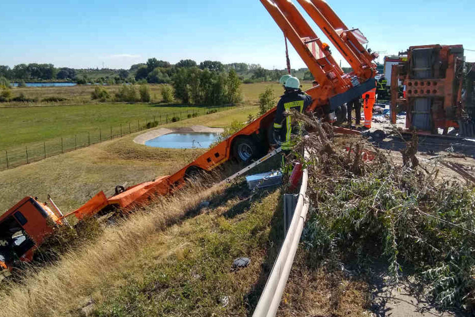 Der Tieflader stürzte den Hang hinunter, nachdem er die Leitplanke der Autobahn durchbrach.