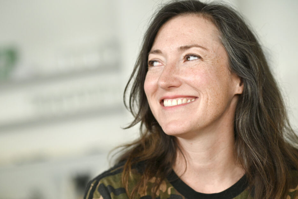 Die Autorin Charlotte Roche sitzt bei einem Interview in einem Cafe.