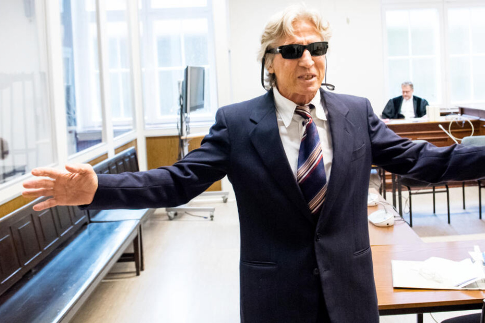 Vor Prozessbeginn redet Michael Jauernik mit Journalisten. (Archivbild)