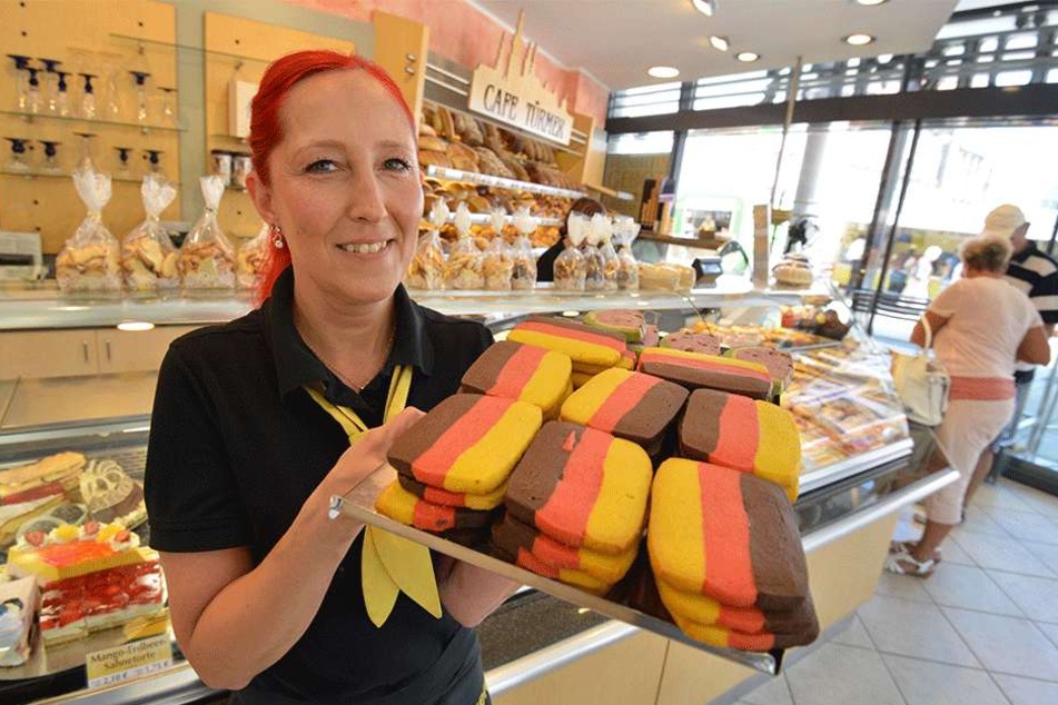 Die Chemnitzer Bäckereien nehmen's mit Humor. Anett Goldhahn (47) aus dem Cafè Türmer verkauft trotzdem weiter Deutschlandkekse.