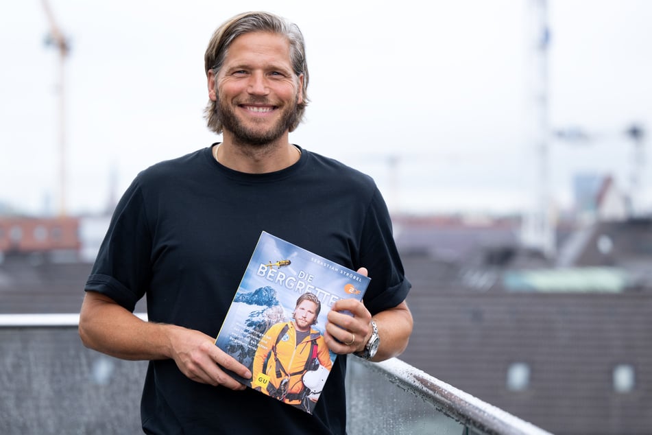 Sebastian Ströbel (47) hält stolz sein Buch in den Händen.