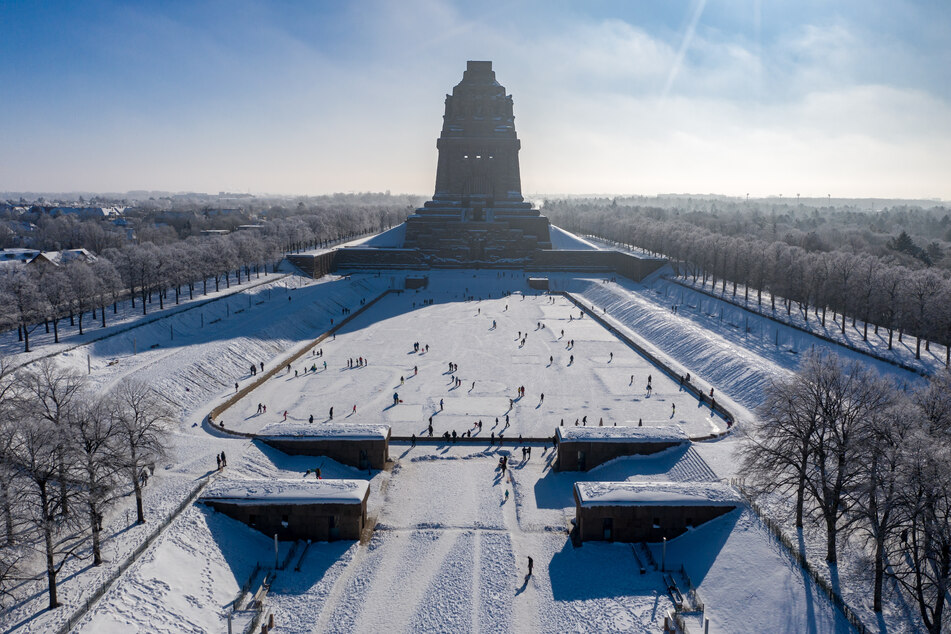 Das Völkerschlachtdenkmal im Leipziger Südosten ist 91 Meter hoch - da können Auf- und Abstieg schon mal anstrengend werden.