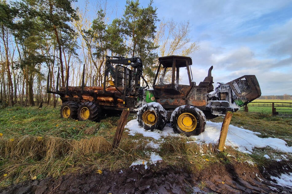 Der Fahrer der landwirtschaftlichen Maschine hat die Leitstelle über den Brand informiert.