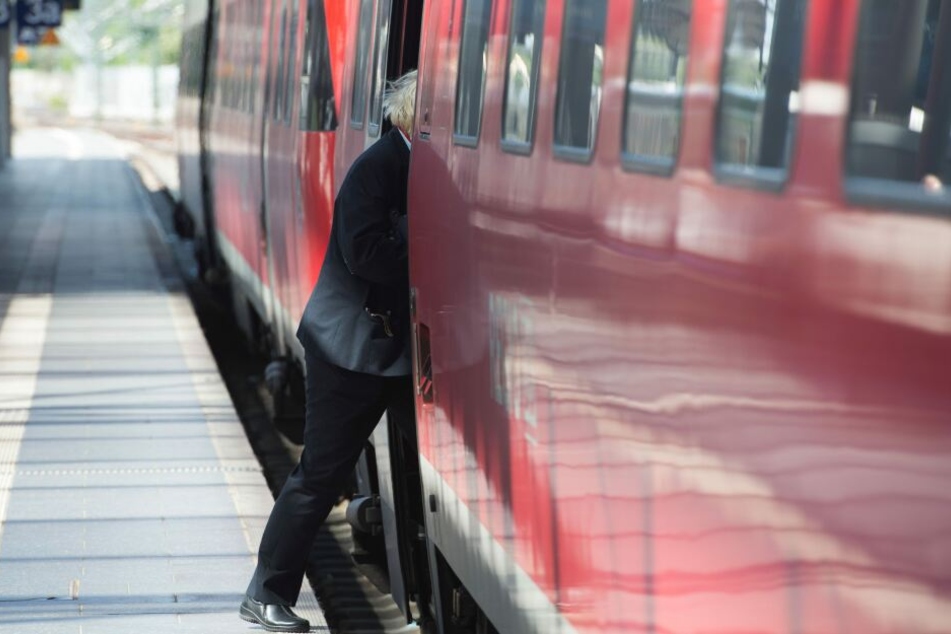 Weil er ohne Ticket in einer Regionalbahn fuhr und am nächsten Bahnhof aussteigen sollte, bedrohte und beleidigte ein 25-jähriger Deutscher die Zugbegleiterin. (Symbolbild)