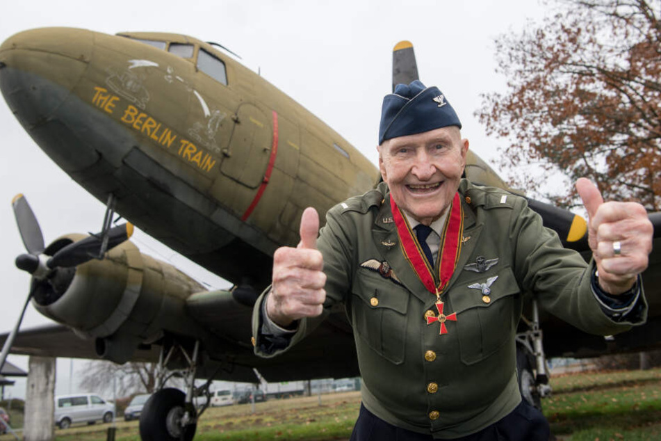 "Rosinenbomber-Pilot" Gail Halvorsen steht am 21.11.2016 am Luftbrücken-Denkmal am Flughafen in Frankfurt am Main vor einem der historischen Flugzeuge.