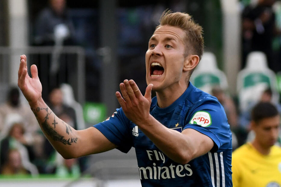Der HSV-Spieler ist sauer über eine Schiedsrichter-Entscheidung.