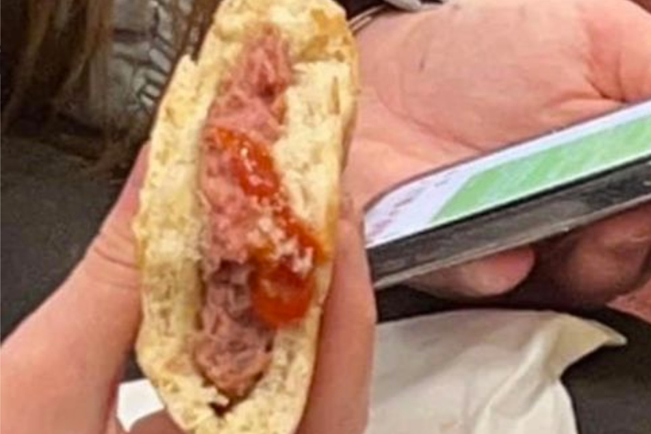 Auch dieser Burger-Patty ist alles andere als durchgebraten und könnte für die Schüler gesundheitliche Folgen haben.