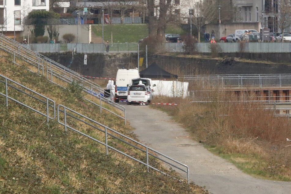 Die Polizei hatte nach der schrecklichen Tat umfangreiche Spuren im Bereich des Hafengebietes gesichert.