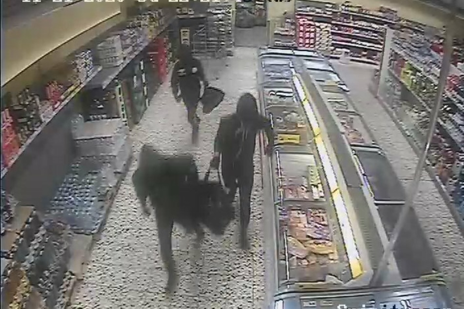 Die Polizei sucht mit Bildern einer Überwachungskamera nach den Räubern.