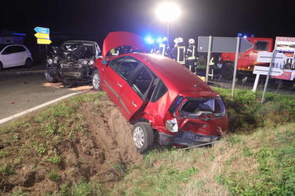 Ein Blick auf die ausgeleuchtete Unfallstelle.
