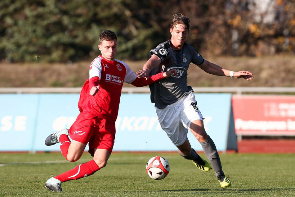 Lion Lauberbach (hier mit Patrick Wocko) schoß das 1:0 für Zwickau.