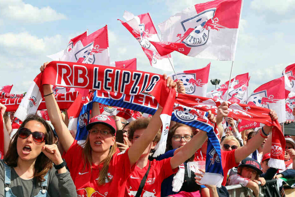 Einige Fans sind am Dienstag über die langen Wartezeiten beim Kauf einer neuen Dauerkarte verärgert gewesen.
