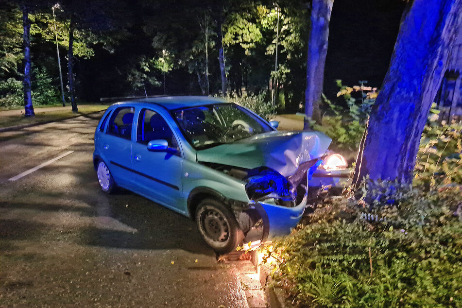 Die drei Autoinsassen sind bei dem Unfall im Kreis Mettmann schwer verletzt worden.