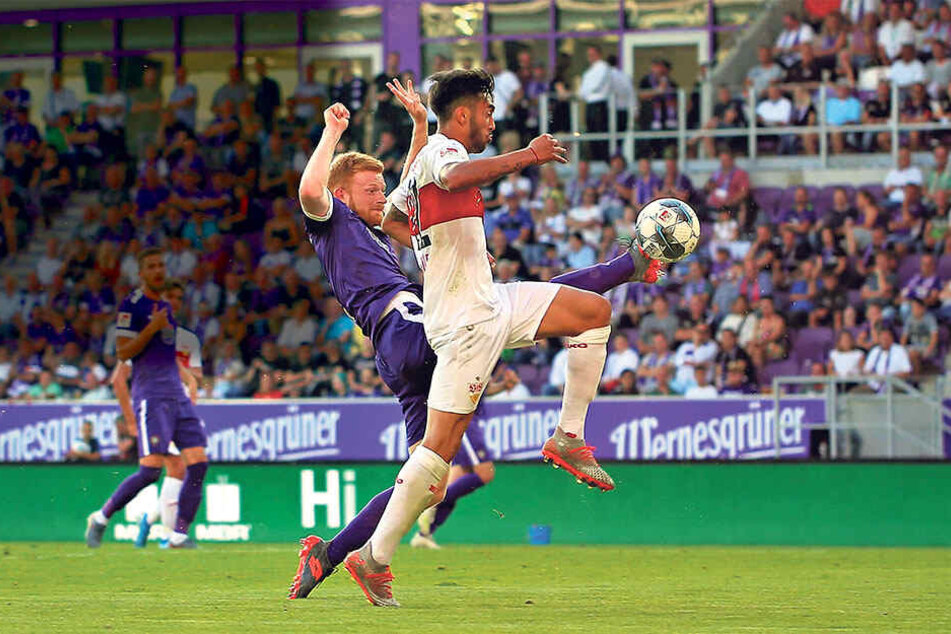 Perfekter Zweikampf! FCE-Abwehrmann Fabia Kalig (h.) spitzelt Stuttgarts Nicolas Gonzalez den Ball vom Fuß.