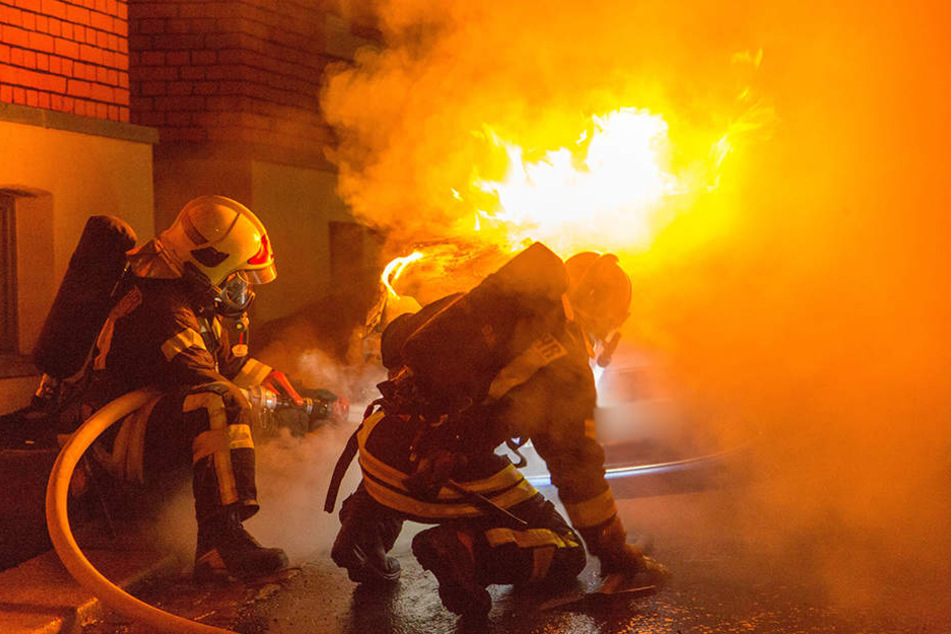 Kameraden der Feuerwehr beim Löschen (Symbolbild).