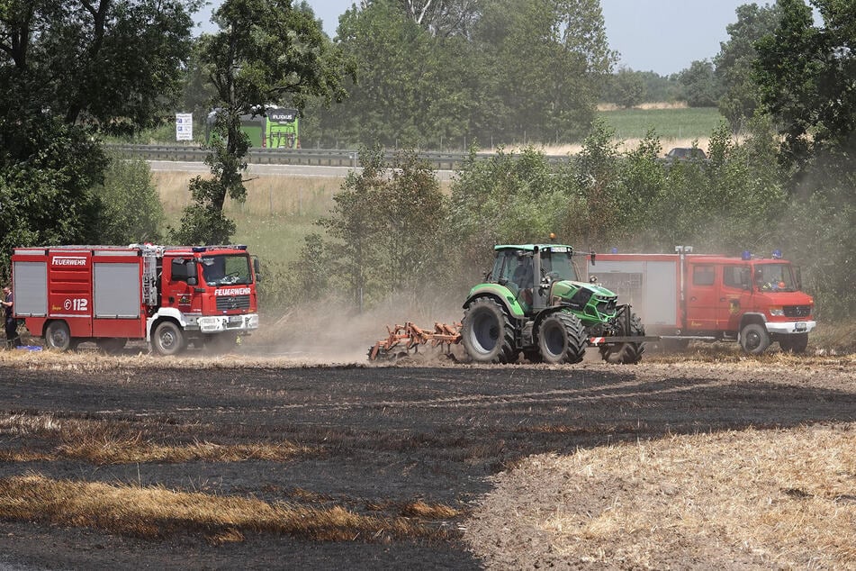 Landwirte unterstützten die Einsatzkräfte mit ihren Maschinen.