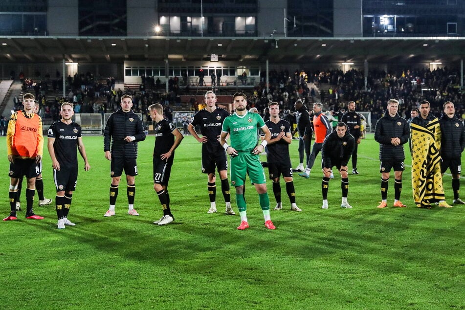 Mit bedröppelten Gesichtern traten die Dynamos vor ihre mitgereisten Fans.