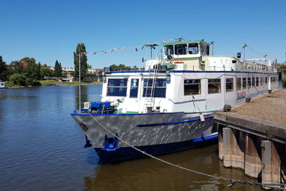 Das Fahrgastschiff "Hameln" liegt jetzt wieder am Anleger.