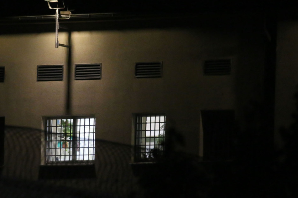 Die Staatsanwaltschaft sicherte in der Nacht Spuren in der Zelle von al-Bakr.