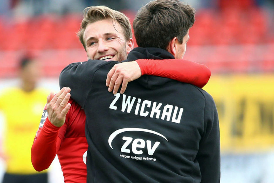 Es läuft! FSV-Coach Torsten Ziegner umarmt
Mike Könnecke.