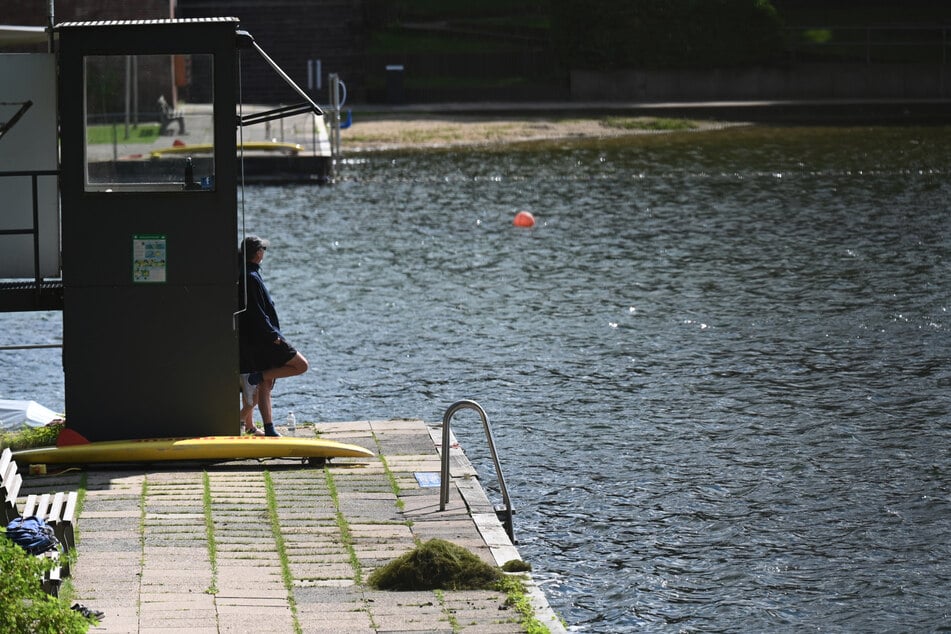 Auch das Naturbad im Hamburger Stadtpark ist von fehlenden Besuchern wegen schlechten Wetters betroffen.