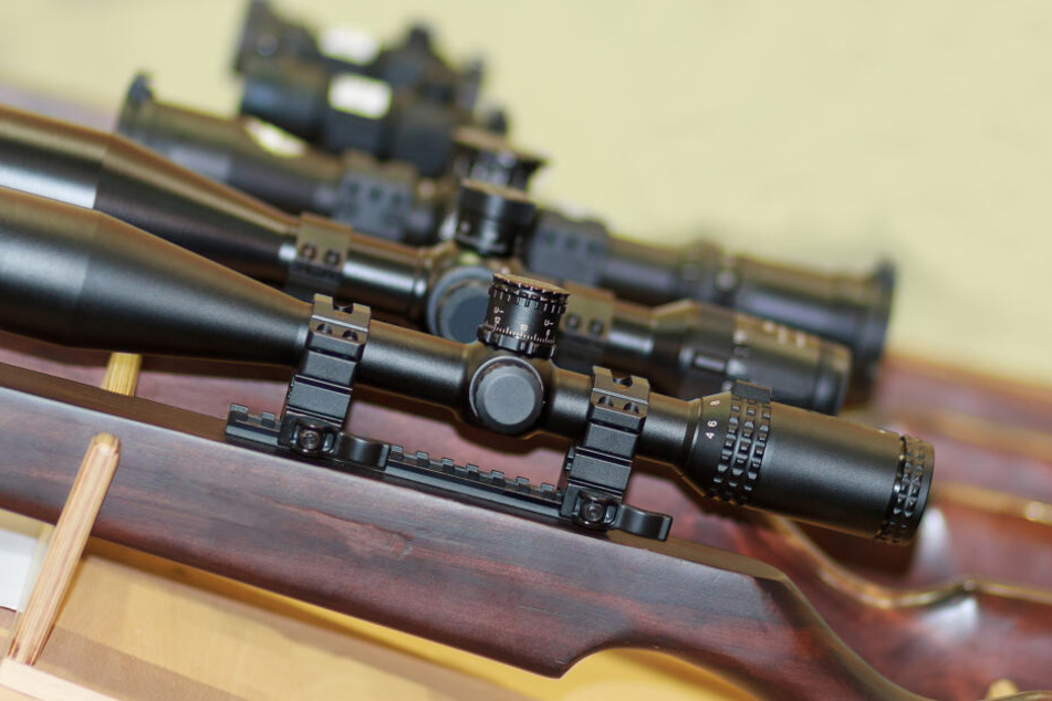 Unter den gefundenen Waffen waren auch Luftgewehre mit Zielfernrohr. (Symbolbild)