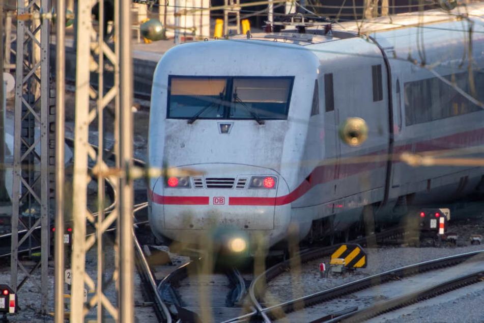 Der Beamte wurde von einem Zug erfasst und starb noch am Unglücksort (Symbolbild).
