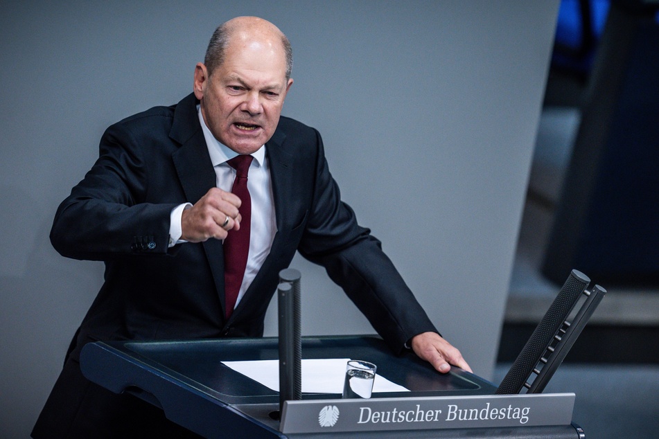 Selten stand Kanzler Olaf Scholz (64, SPD) mit soviel Körpereinsatz am Rednerpult.