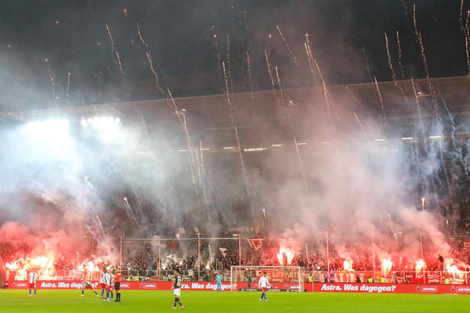 Im Hinspiel zündeten die Fans des FC St. Pauli Pyrotechnik.
