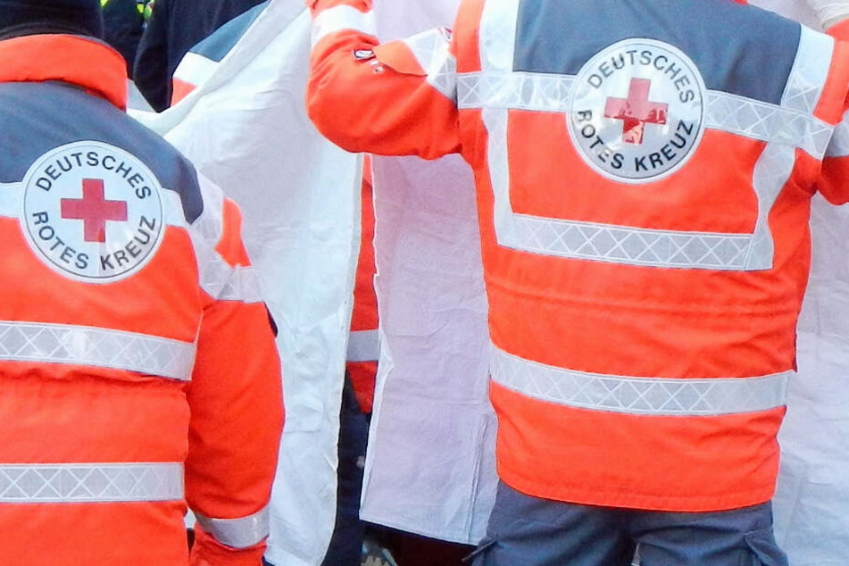 Notarzt und Rettungsdienst konnten dem Motorradfahrer nicht mehr helfen (Symbolbild).