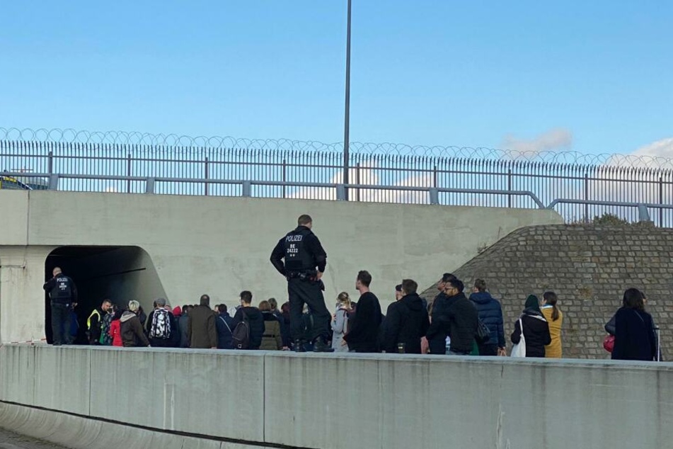 Klimaaktivisten wollen im Flughafen Berlin-Tegel protestieren.