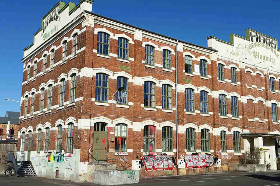 Das einstige Industriegebäude, das heute die evangelisch-freikirchliche TOS-Gemeinde beherbergt, ist mit roter Farbe besudelt.