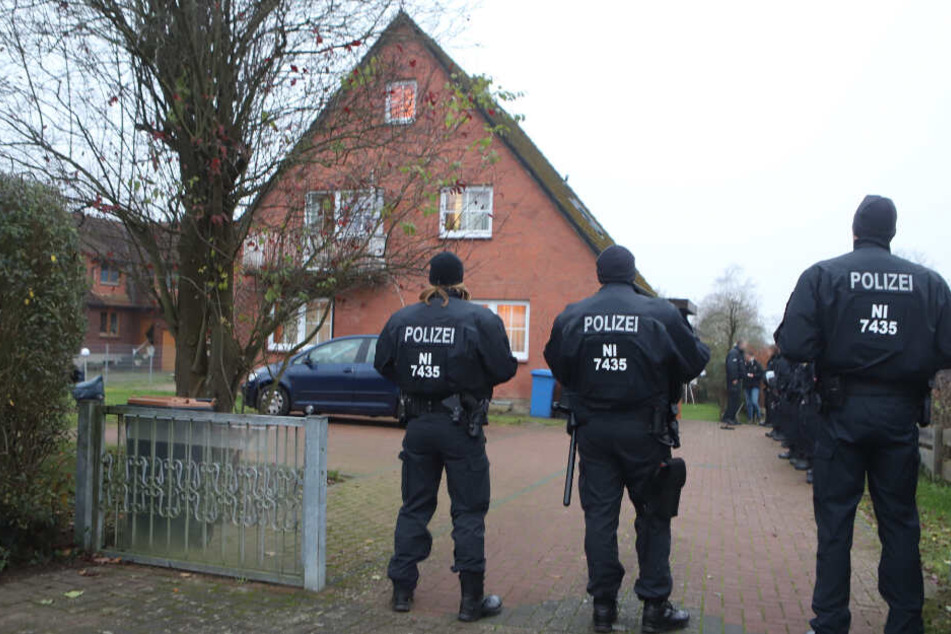 Die Polizei umstellte eines der Wohnhäuser.