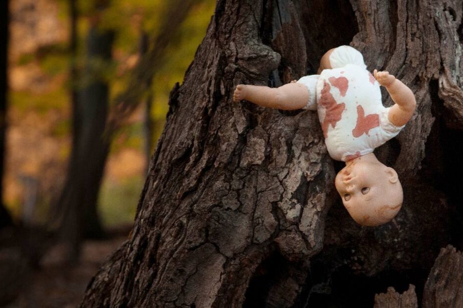 Die Puppen hingen an Bäumen, an ihnen waren Verletzungen nachgestellt. (Symbolbild)