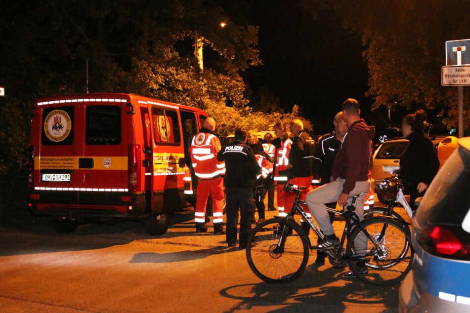 An der Köpenzeilen Ecke Zur Nachtheide haben sich die Einsatzkräfte formiert. Zwei Fahrradfahrer bieten ihre Hilfe an (v.r.).