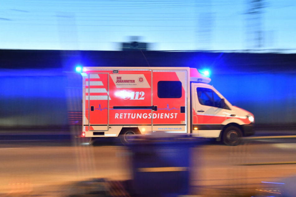 Der 20-jährige Mann wurde mit schweren Verletzungen an einer Straßenkreuzung aufgefunden. (Symbolbild)