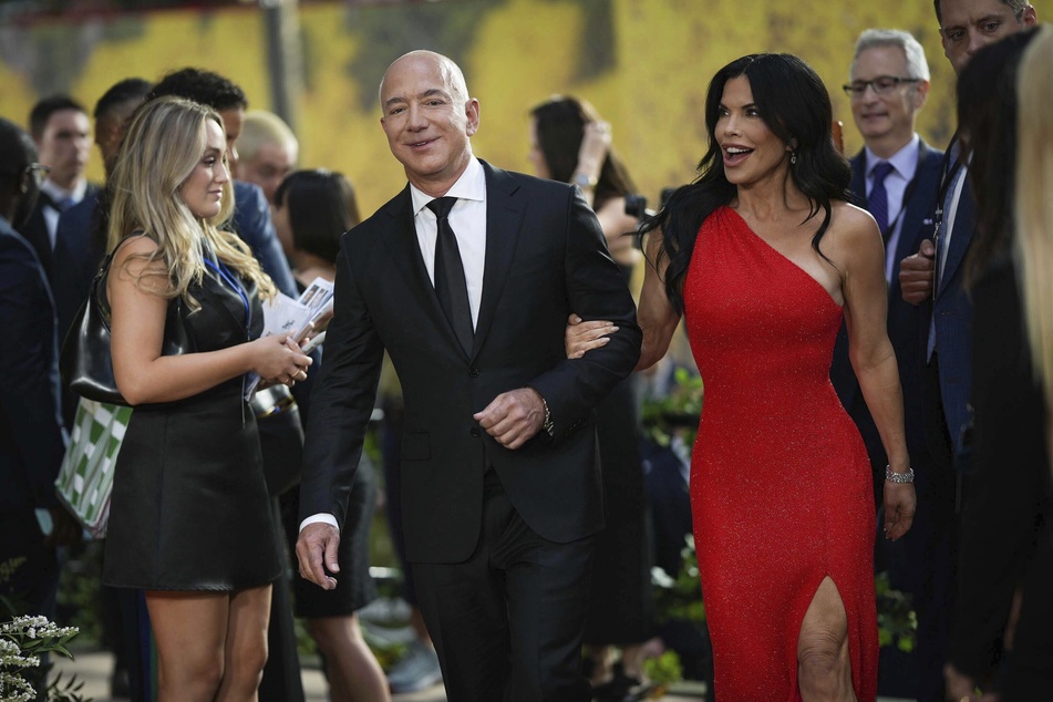 Wollen wohl den Bund der Ehe eingehen: Jeff Bezos (59) mit Freundin Lauren Sanchez (r.,53) bei der Weltpremiere der TV-Serie "Der Herr der Ringe: Die Ringe der Macht" in London.