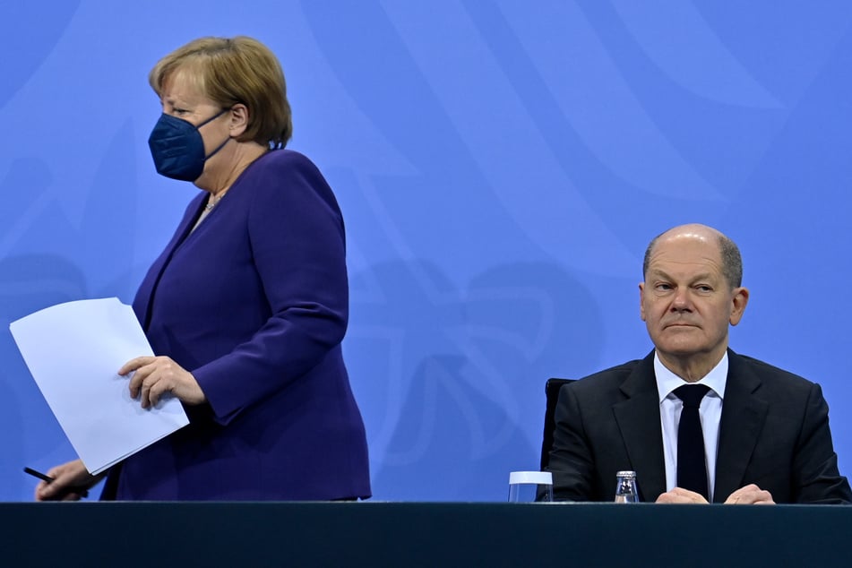 Olaf Scholz (63, SPD) und Angela Merkel (67, CDU) auf der gemeinsamen Pressekonferenz nach dem Bund-Länder-Treffen.