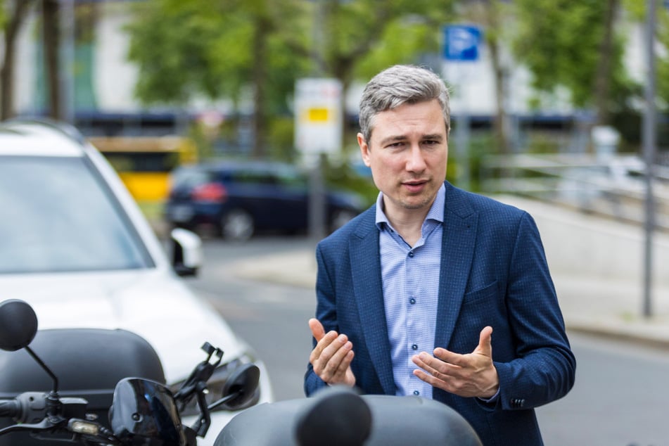 Verkehrsbürgermeister Stephan Kühn (45, Grüne) freute sich vor gut einem Jahr über den Start der elektrischen Leih-Mopeds.