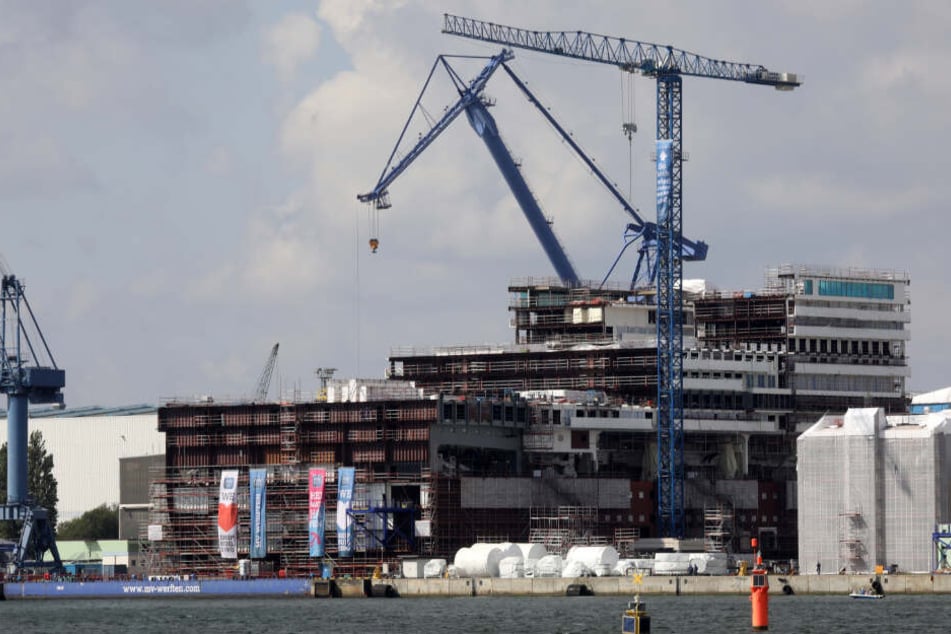 Was da im Dock in Rostock zu sehen ist, wird mal ein riesiges Kreuzfahrtschiff.