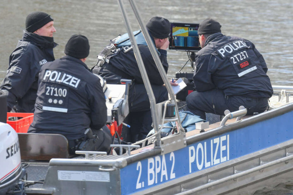Polizisten bei der Suche nach Rebecca am Storkower Kanal nahe dem Wolziger See.
