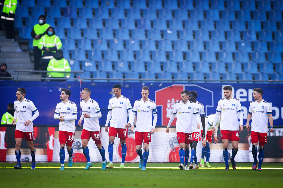 Die HSV-Spieler kamen wie die Feuerwehr aus der Kabine und nur 30 Sekunden nach Wiederanpfiff zum 1:1 durch Jonas Meffert (5.v.r.).