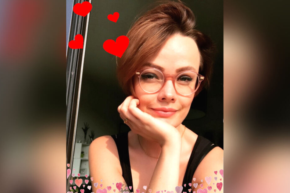 Guck' doch mal, wie verliebt sie schaut. Bislang guckt sie nur ihre Handykamera so an, bald vielleicht auch Dich?