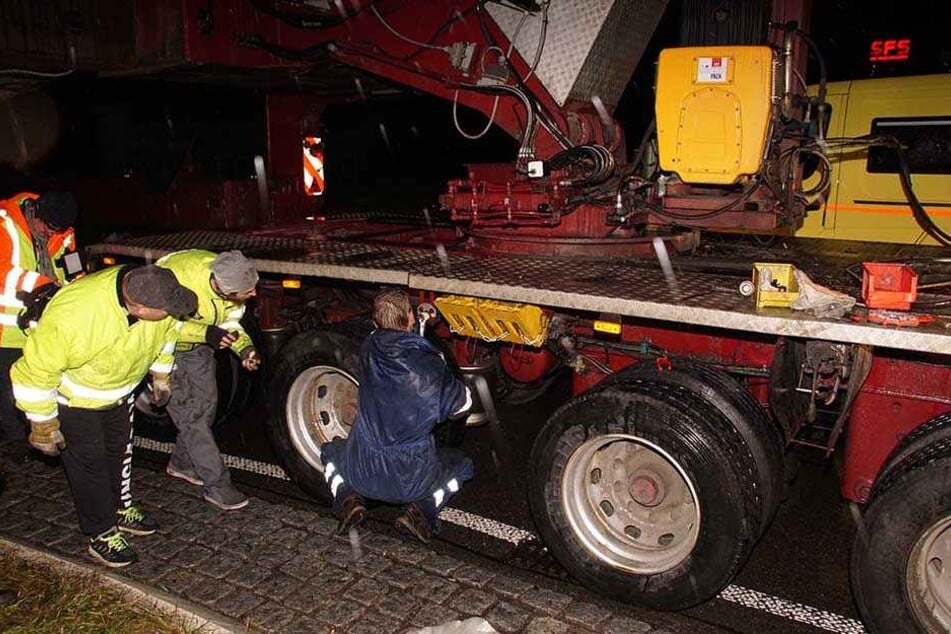 Kurz vor seinem Ziel war der mit einem Airbus A320 beladene Schwertransporter mit einem geplatzten Hydraulikschlauch auf der Bundesstraße 295 liegengeblieben.