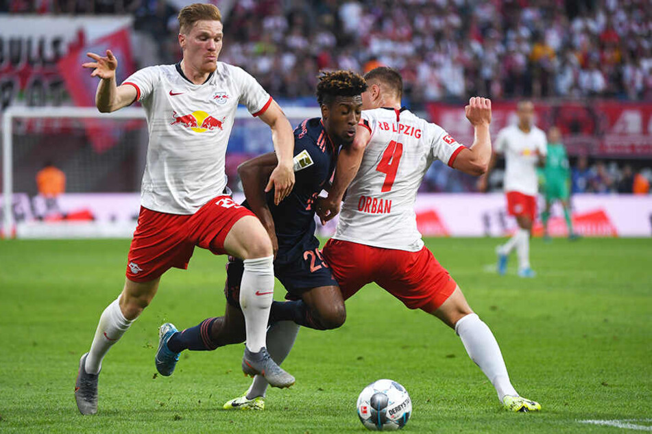 So in die Zange genommen wurden die FCB-Spieler, hier Kingsley Coman (M.), nur in der zweiten Hälfte von RB (Marcel Halstenberg und Willi Orban).