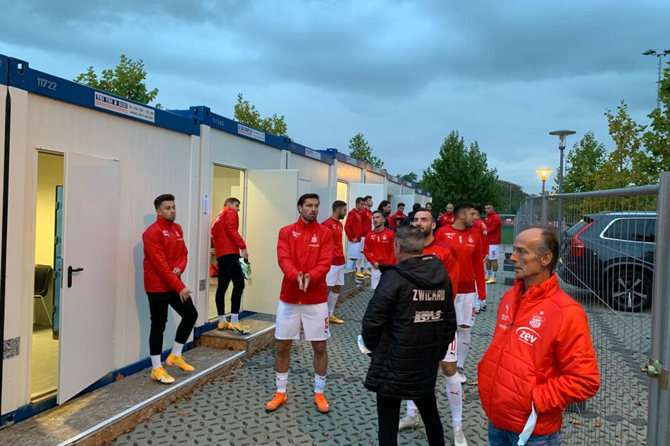 Wann geht's endlich rein? Die Zwickauer um Ronny König (3.v.l.) warten auf dem Parkplatz vor der Haupttribüne darauf, in den ERDGAS Sportpark einlaufen zu dürfen.