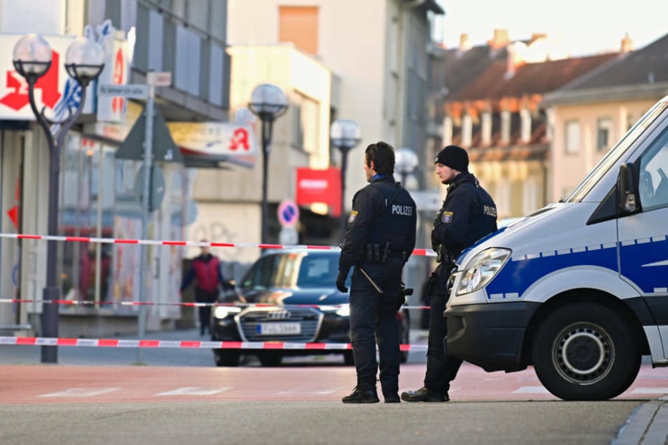 Polizisten stehen in der Nähe eines Tatortes am Heumarkt in Hanau.